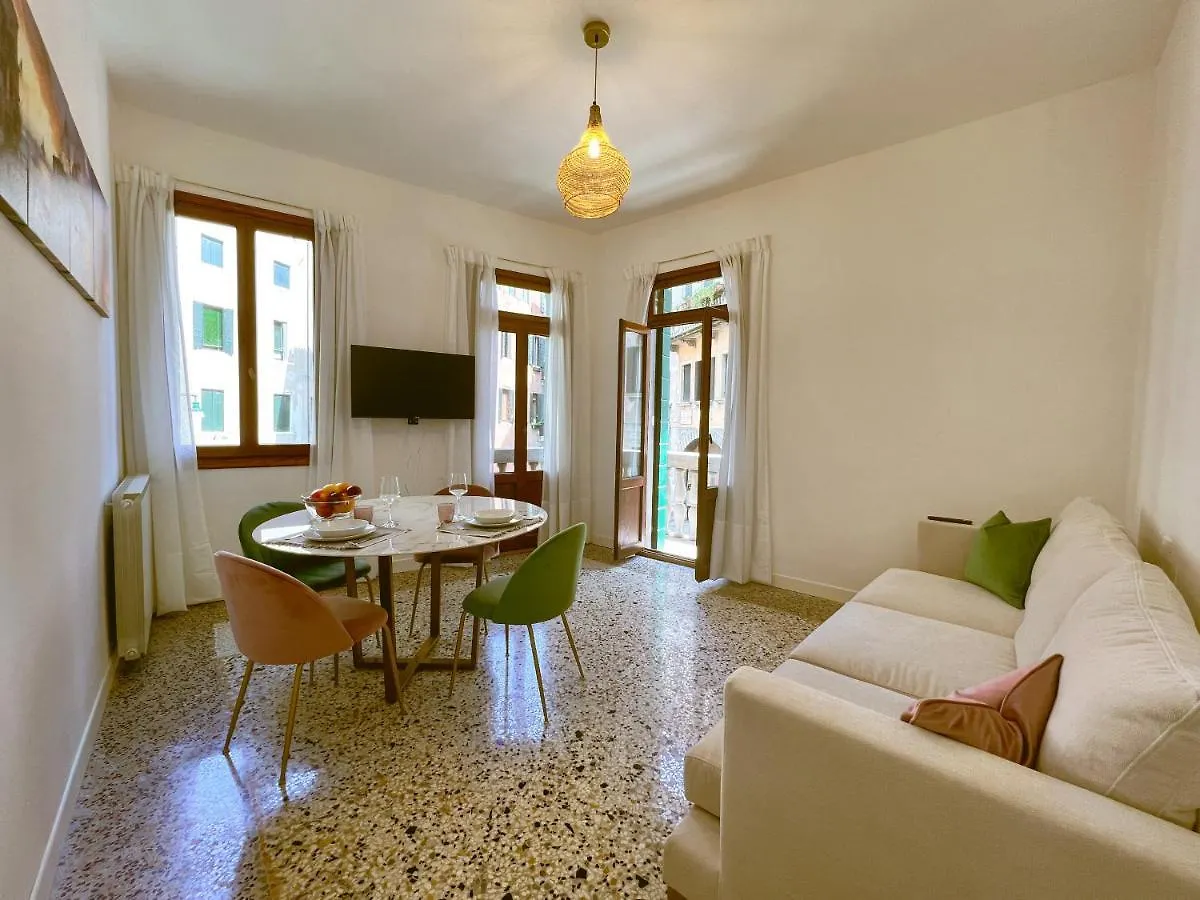 Splendid “True Venice Apartment” Overlooking Water Italia