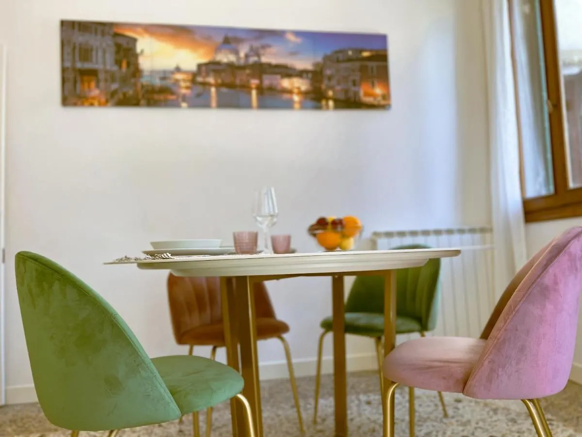 Splendid “True Venice Apartment” Overlooking Water 0*,