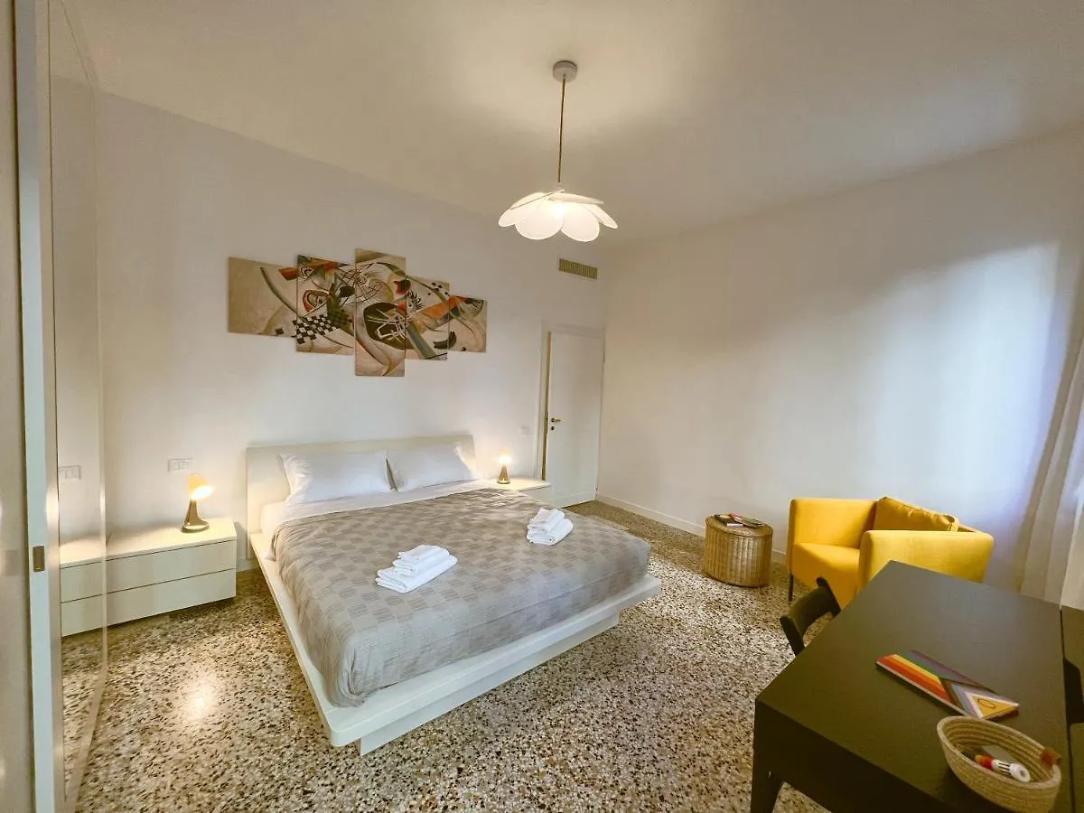 Splendid “True Venice Apartment” Overlooking Water Appartamento