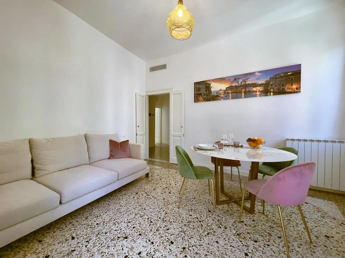 Splendid “True Venice Apartment” Overlooking Water Appartamento