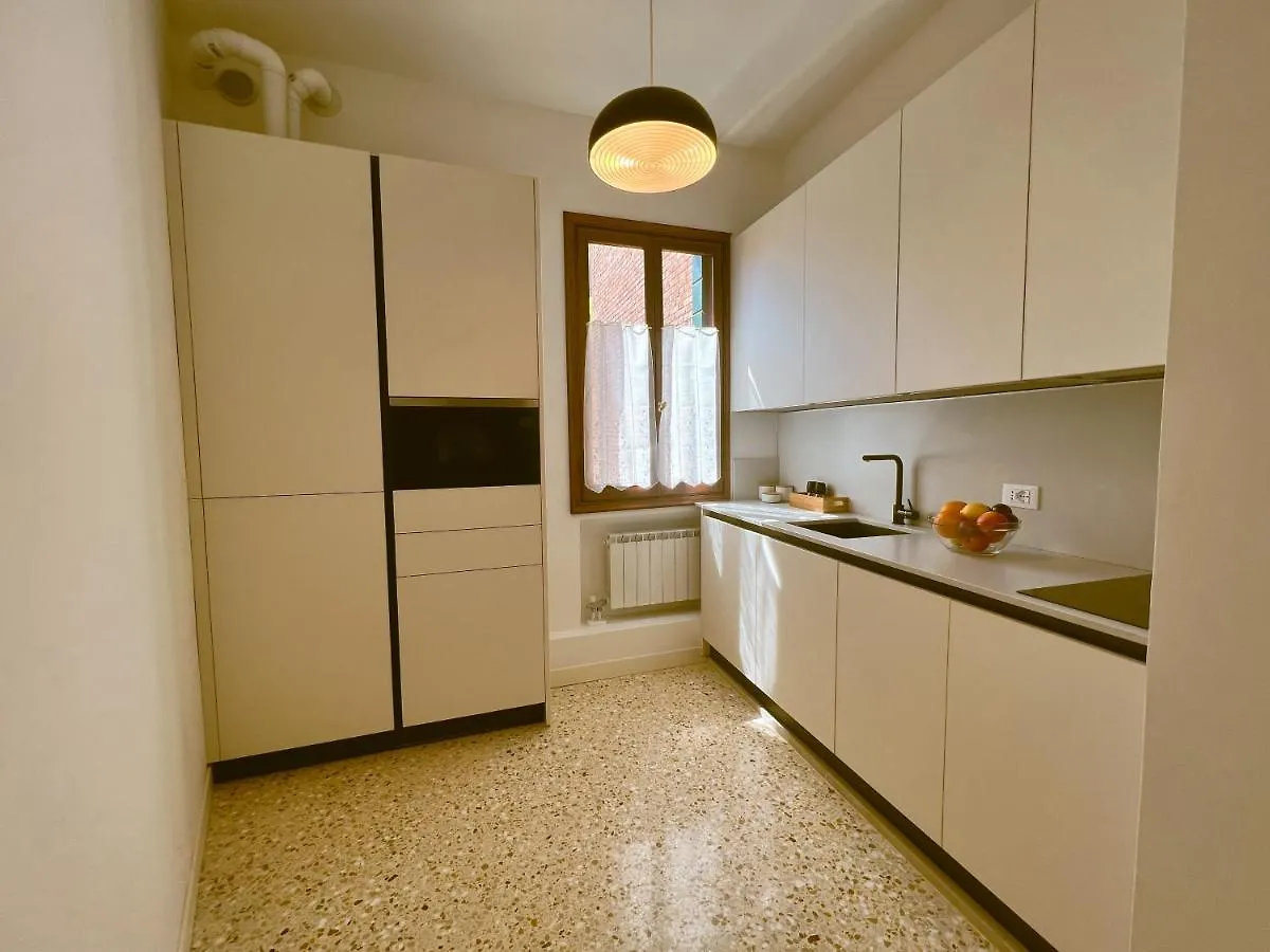 Splendid “True Venice Apartment” Overlooking Water 0*,
